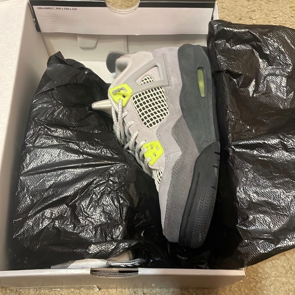 Jordan 4 grade school 6y